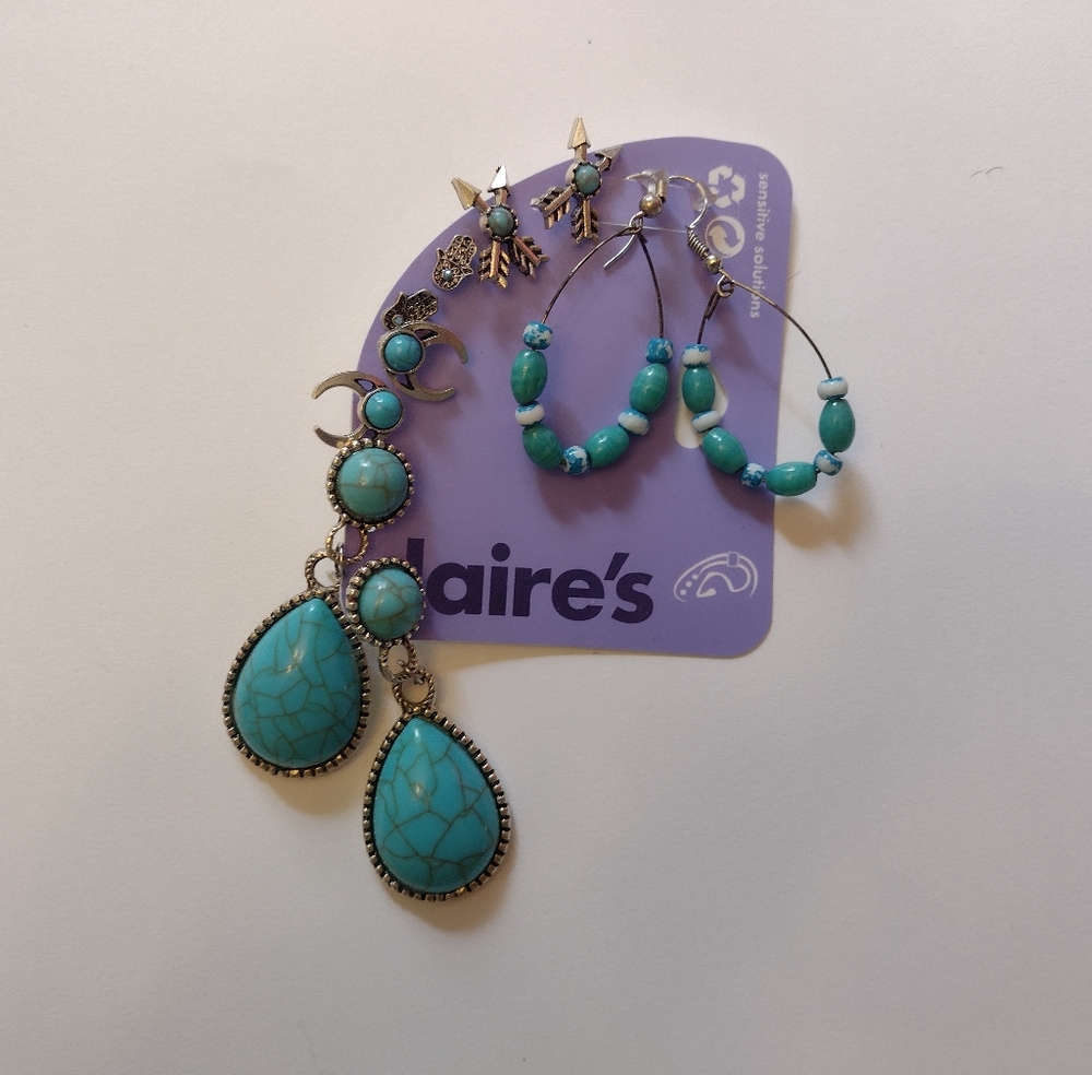 Mix matched earrings🌊